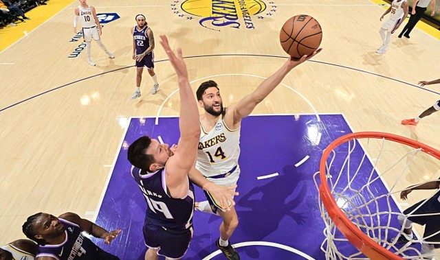 九游官网-竟然还完成了一记爆扣，湖人替补内线也许偶尔能扮演奇兵的角色？