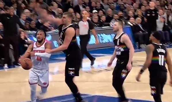 九游体育在线-布伦森突破被约基奇连拉带拽放倒在地 裁判回看没有升级犯规