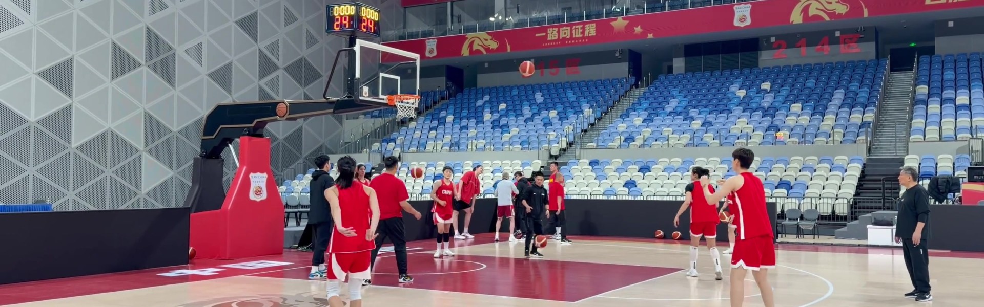 九游平台官网-中国女篮抵达合肥赛区 短暂休整后前往场馆进行踩场训练